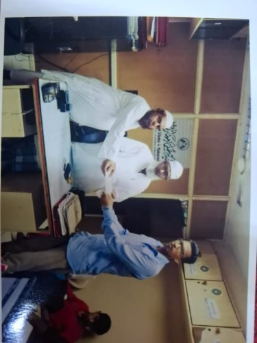مولانا حافظ ندیم صدیقی صاحب اسکالر شپ تقسیم کرتے ہوئے